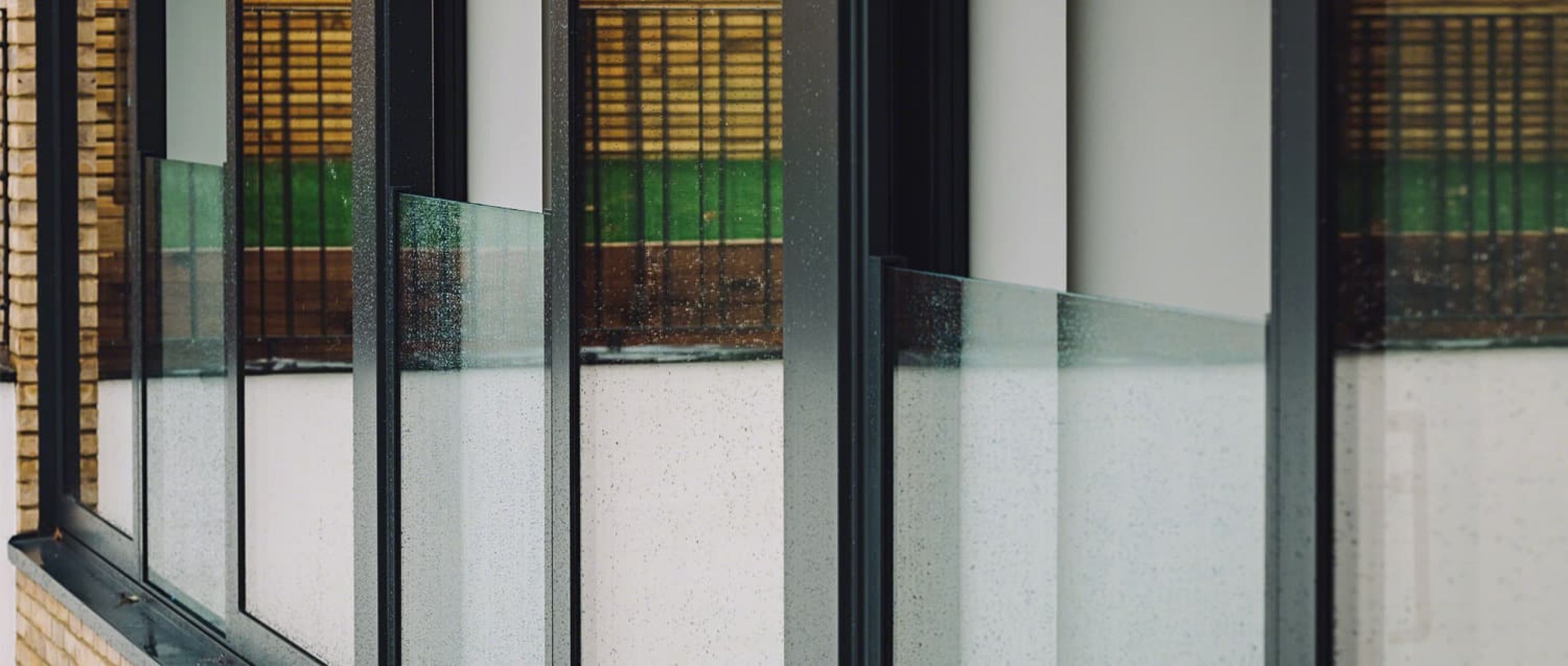 jaer-q-rail-easy-view-juliet-balcony-86692310008-04-1500x637